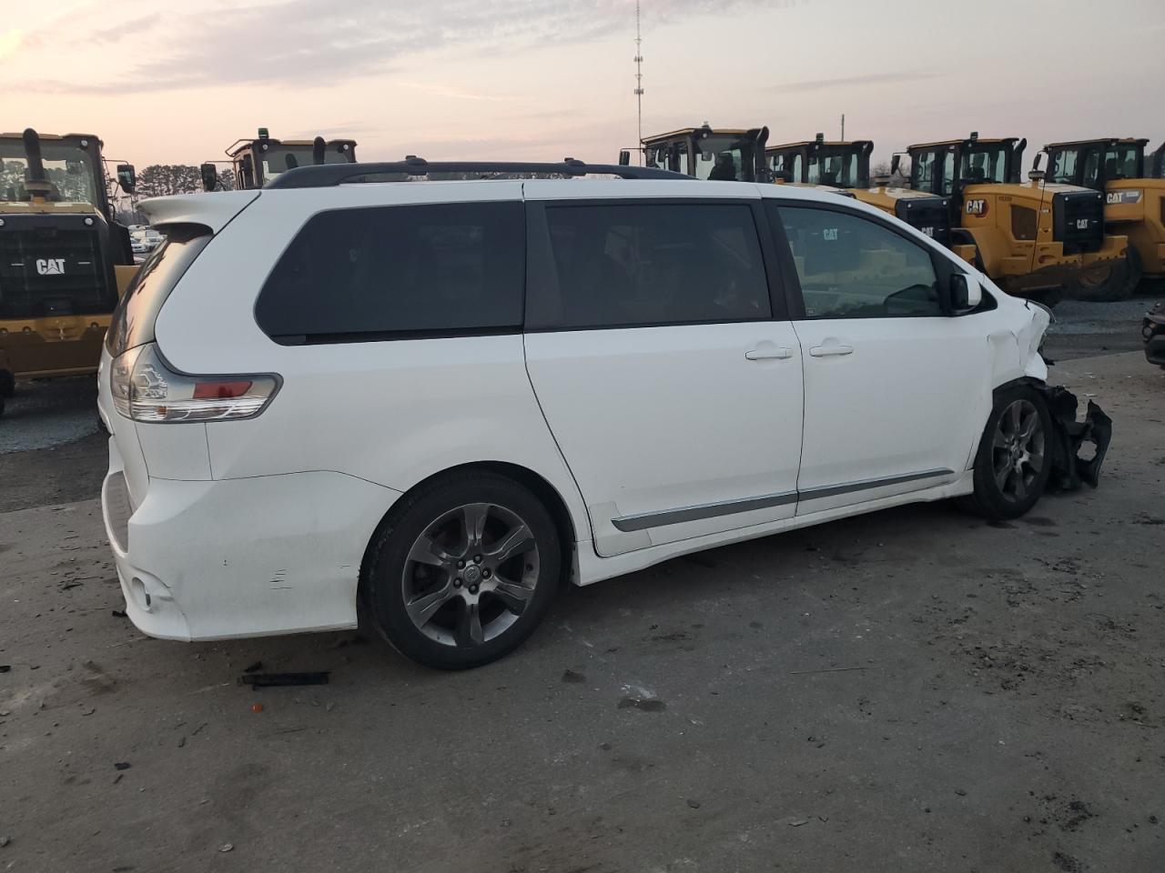 2011 Toyota Sienna - Image 3