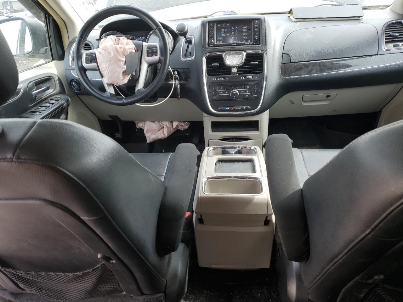 2015 Chrysler Town & Country - Image 8