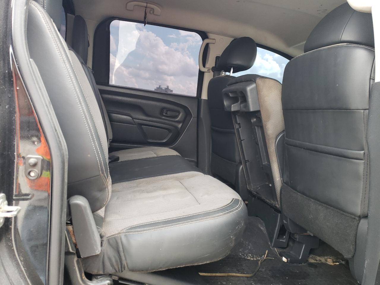 2017 Nissan Titan - Image 10