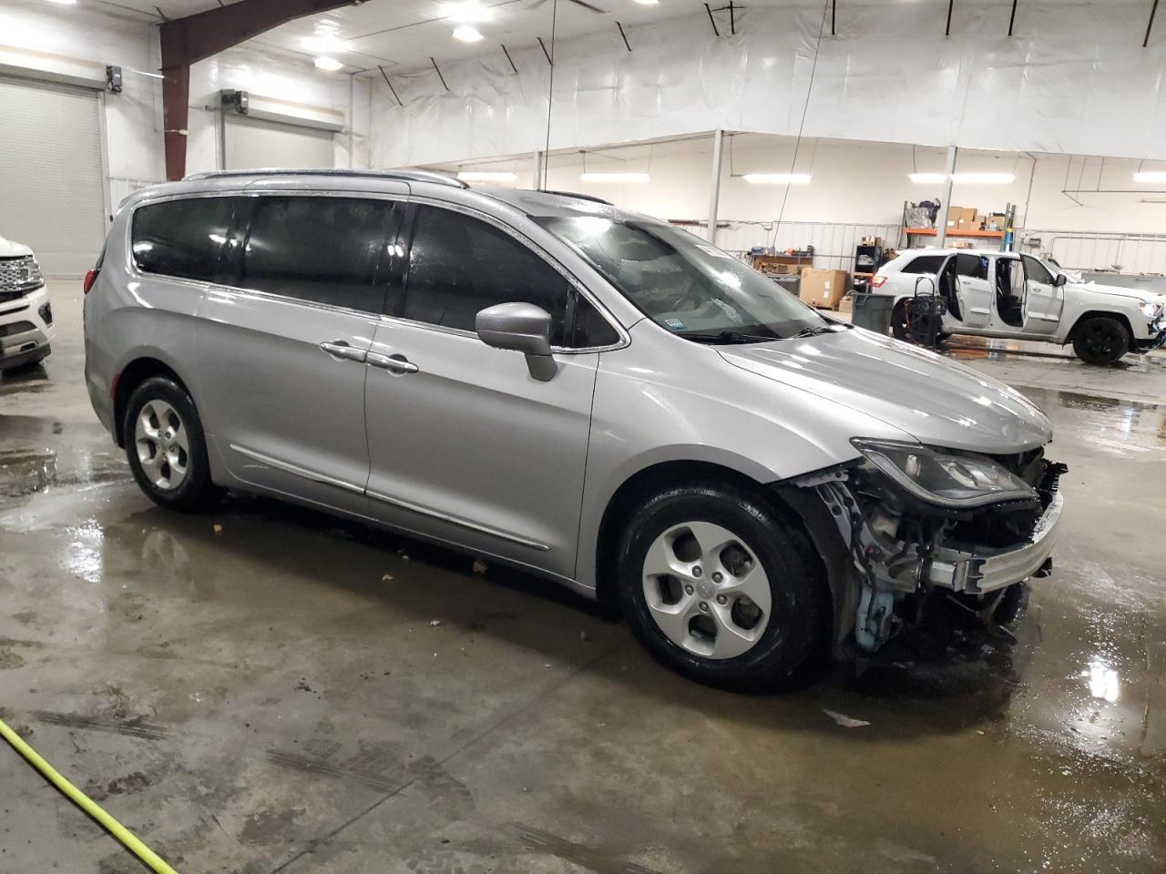 2017 Chrysler Pacifica - Image 4