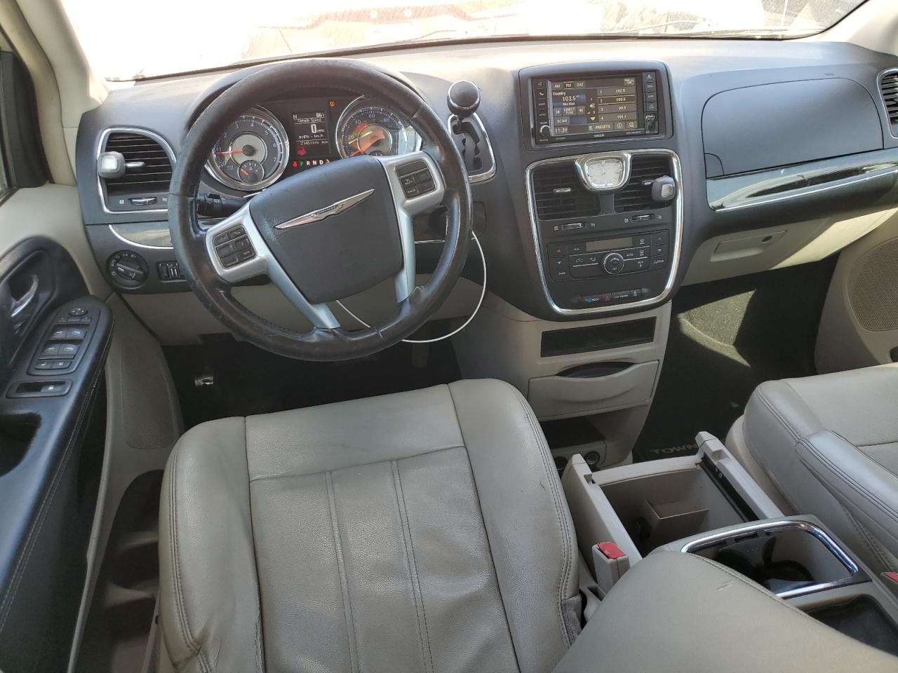 2013 Chrysler Town & Country - Image 8