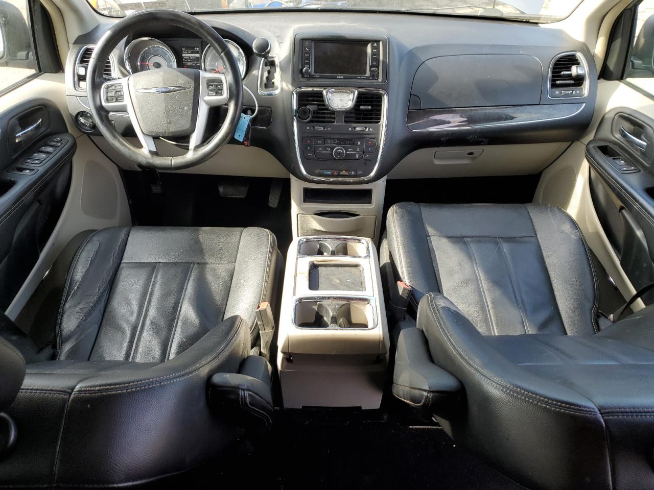 2015 Chrysler Town & Country - Image 8