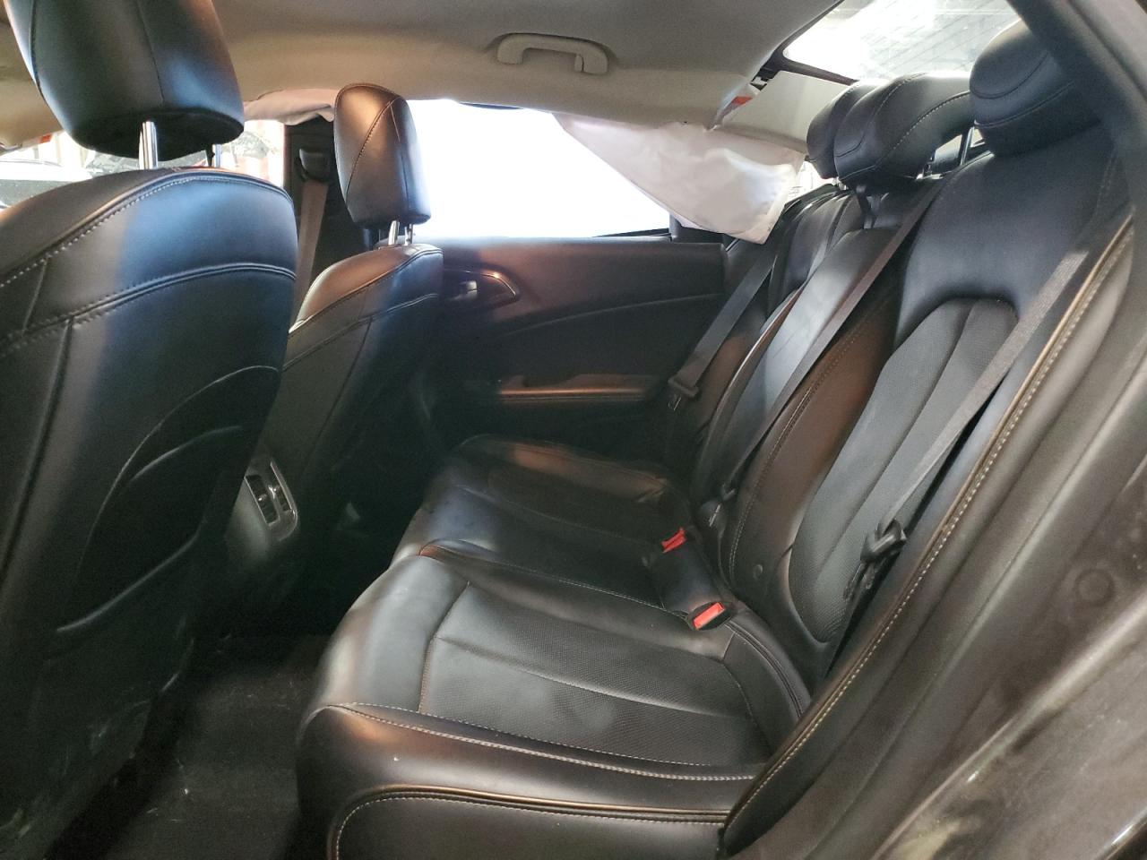 2015 Chrysler 200 - Image 10