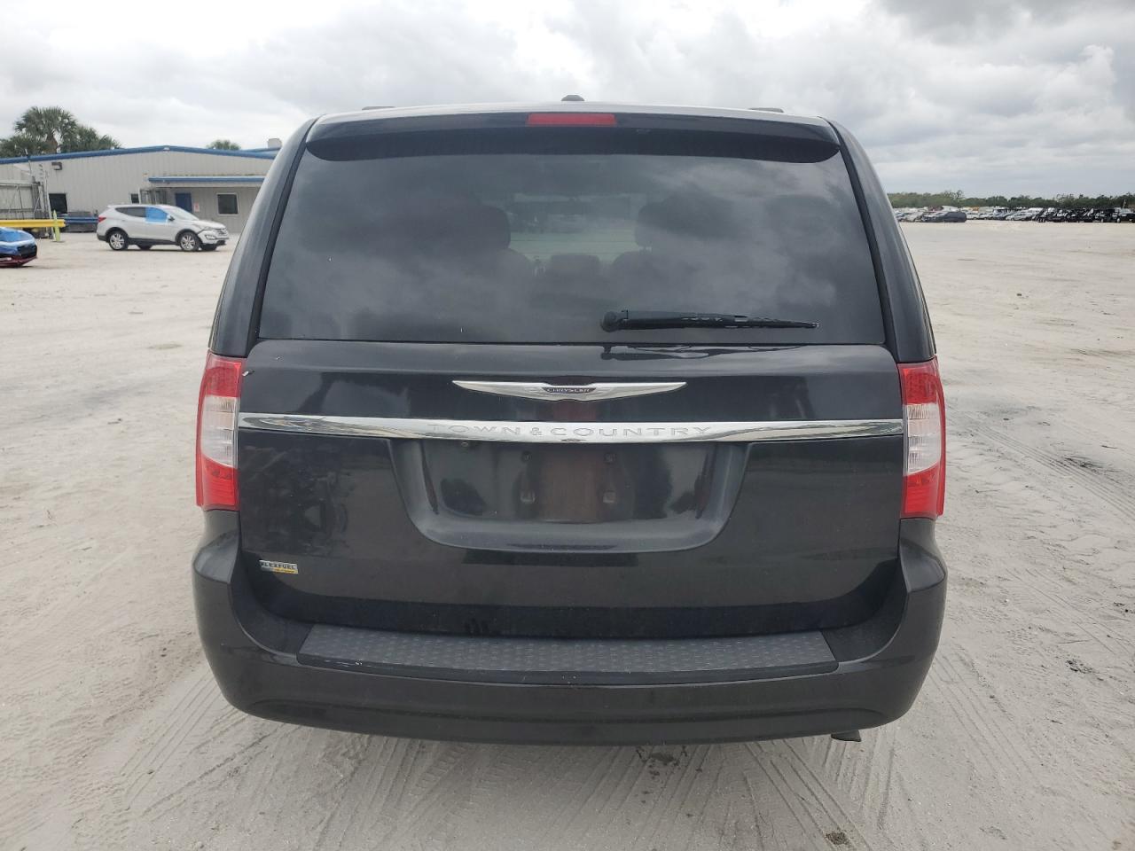 2016 Chrysler Town & Country - Image 6