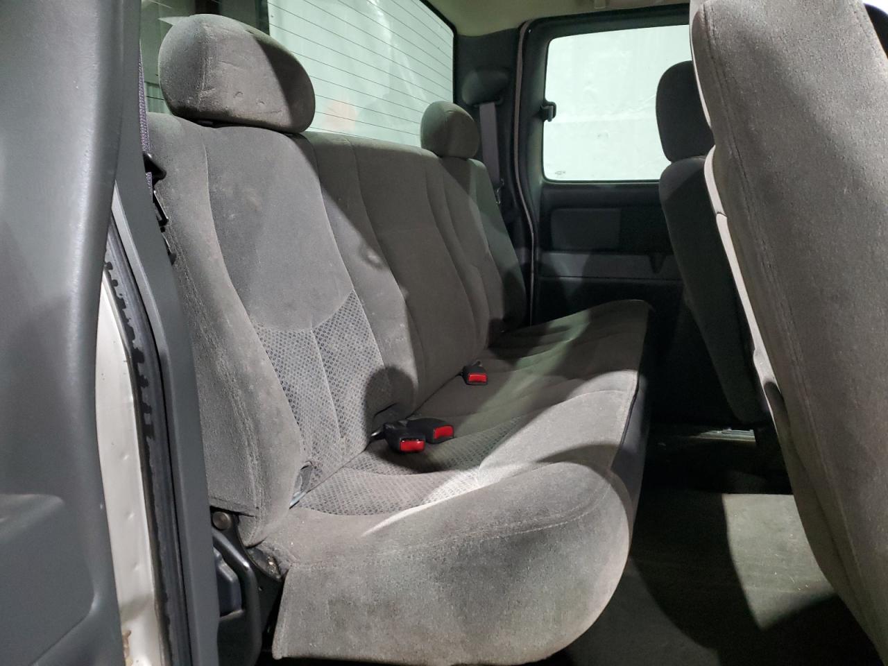 2005 Chevrolet Silverado - Image 10
