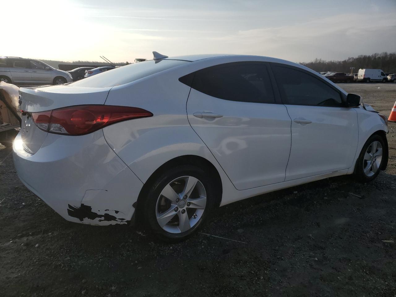 2013 Hyundai Elantra - Image 3