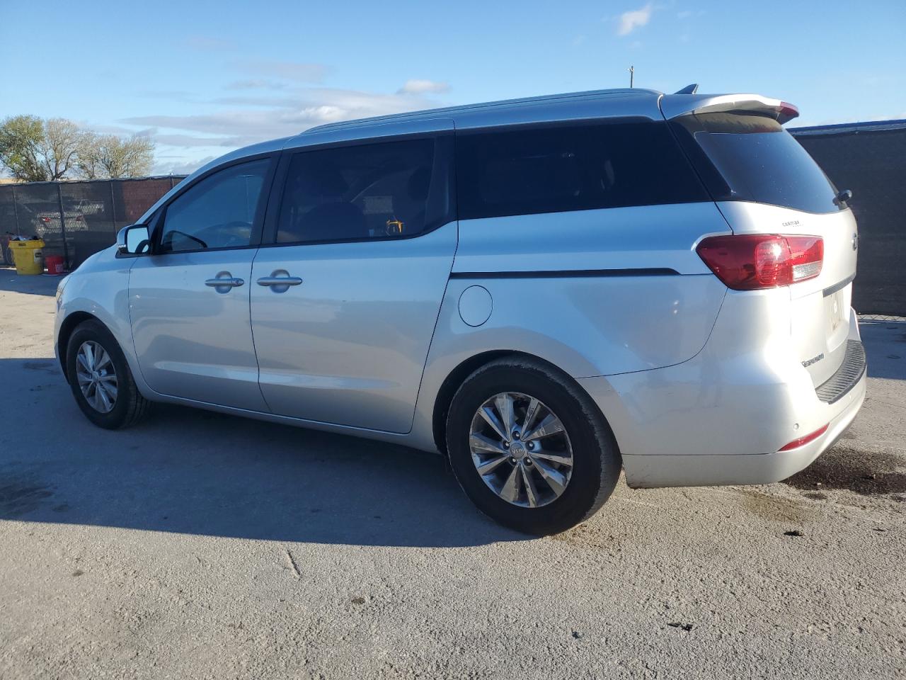 2016 Kia Sedona - Image 2