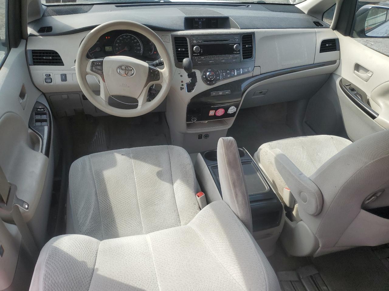 2014 Toyota Sienna - Image 8