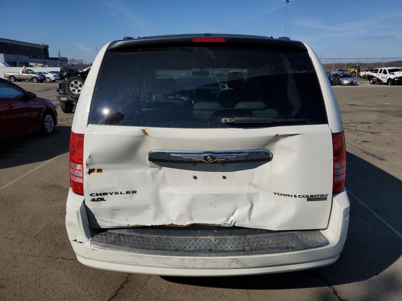 2009 Chrysler Town & Country - Image 6