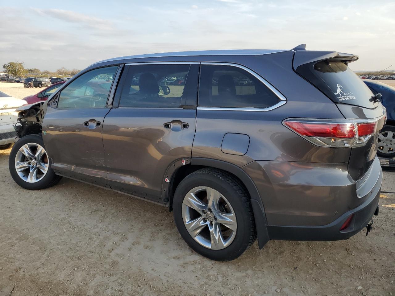 2015 Toyota Highlander - Image 2