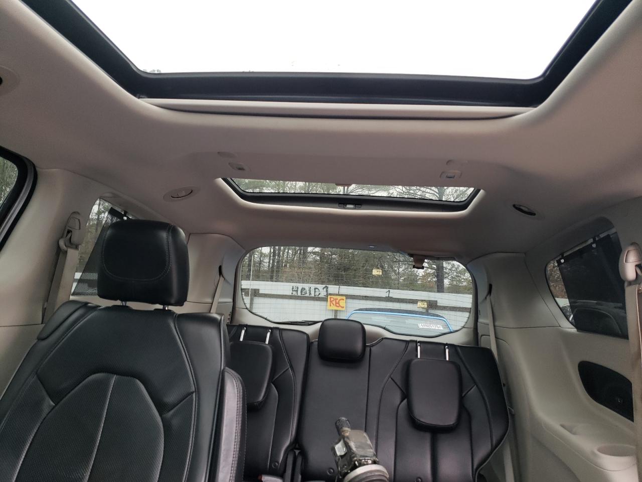 2018 Chrysler Pacifica - Image 10