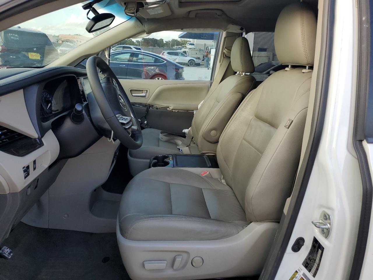 2017 Toyota Sienna - Image 7