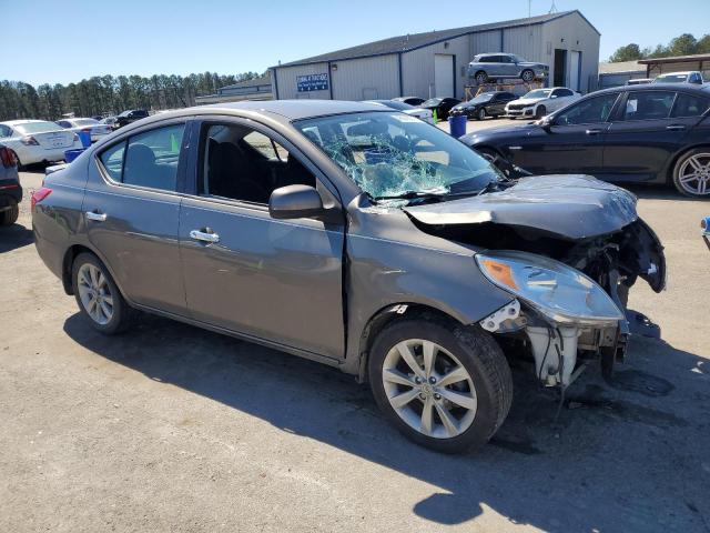 Sedans NISSAN VERSA 2014 Srebrny