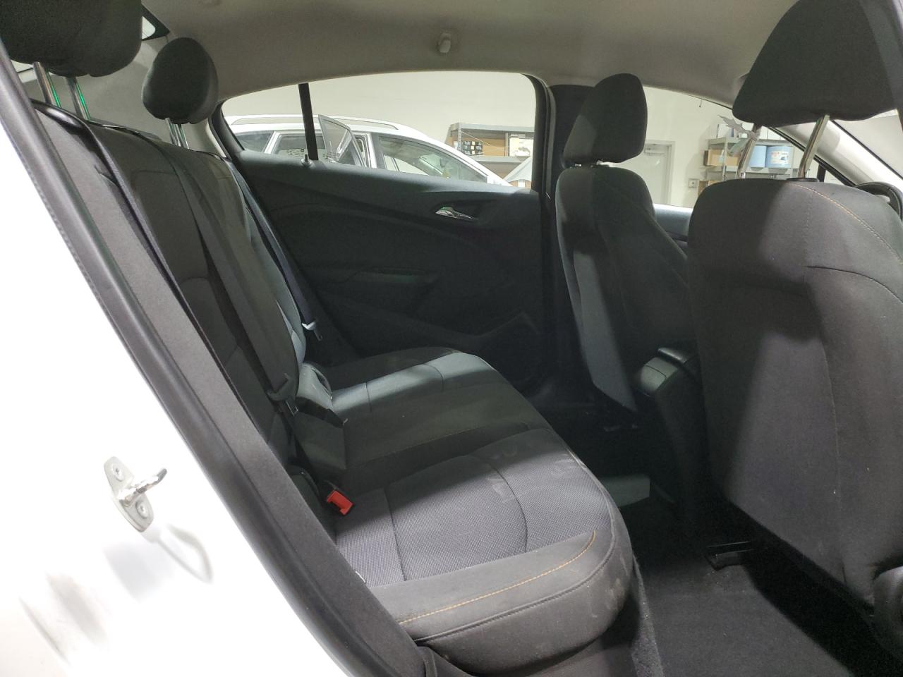 2018 Chevrolet Cruze - Image 10