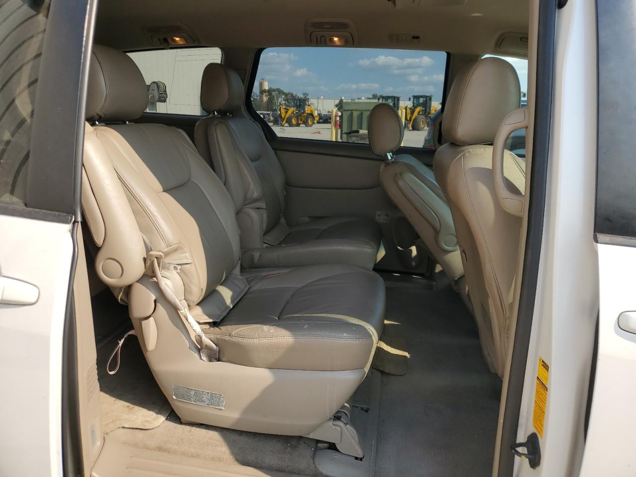 2004 Toyota Sienna - Image 11