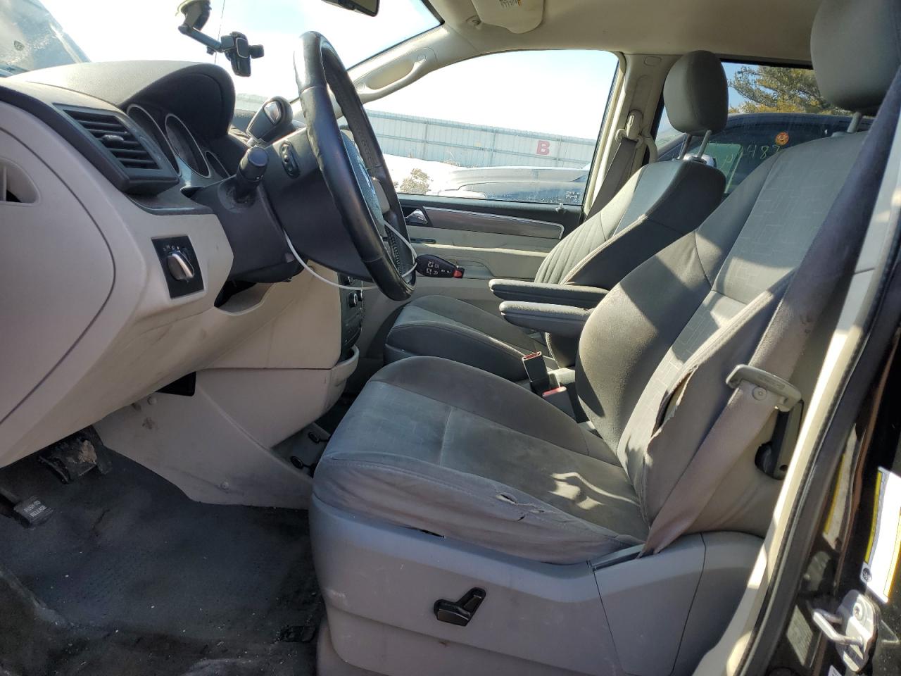 2009 Volkswagen Routan - Image 7