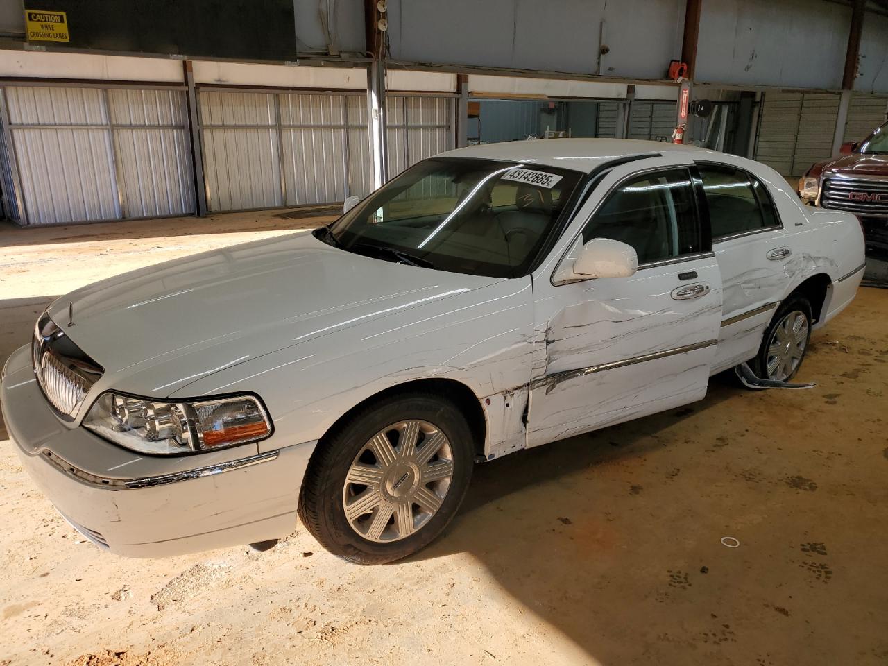 2004 Lincoln Town Car - Image 1