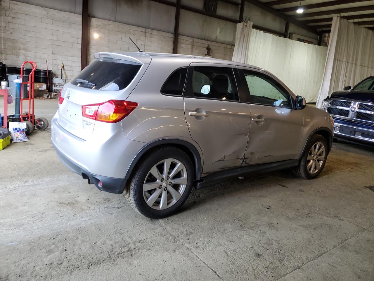 2014 Mitsubishi Outlander - Image 3