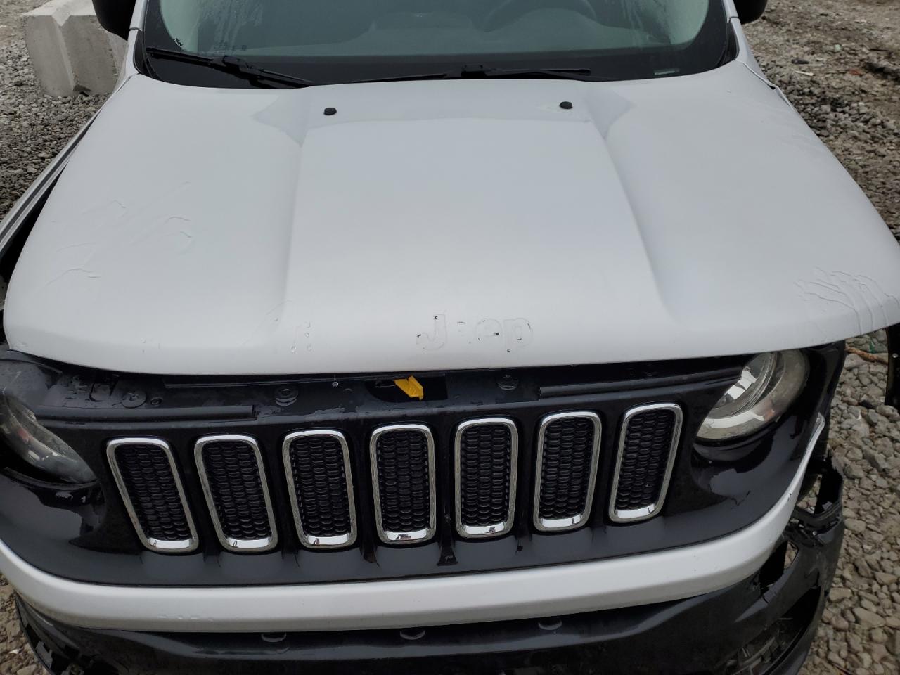 2017 Jeep Renegade - Image 11