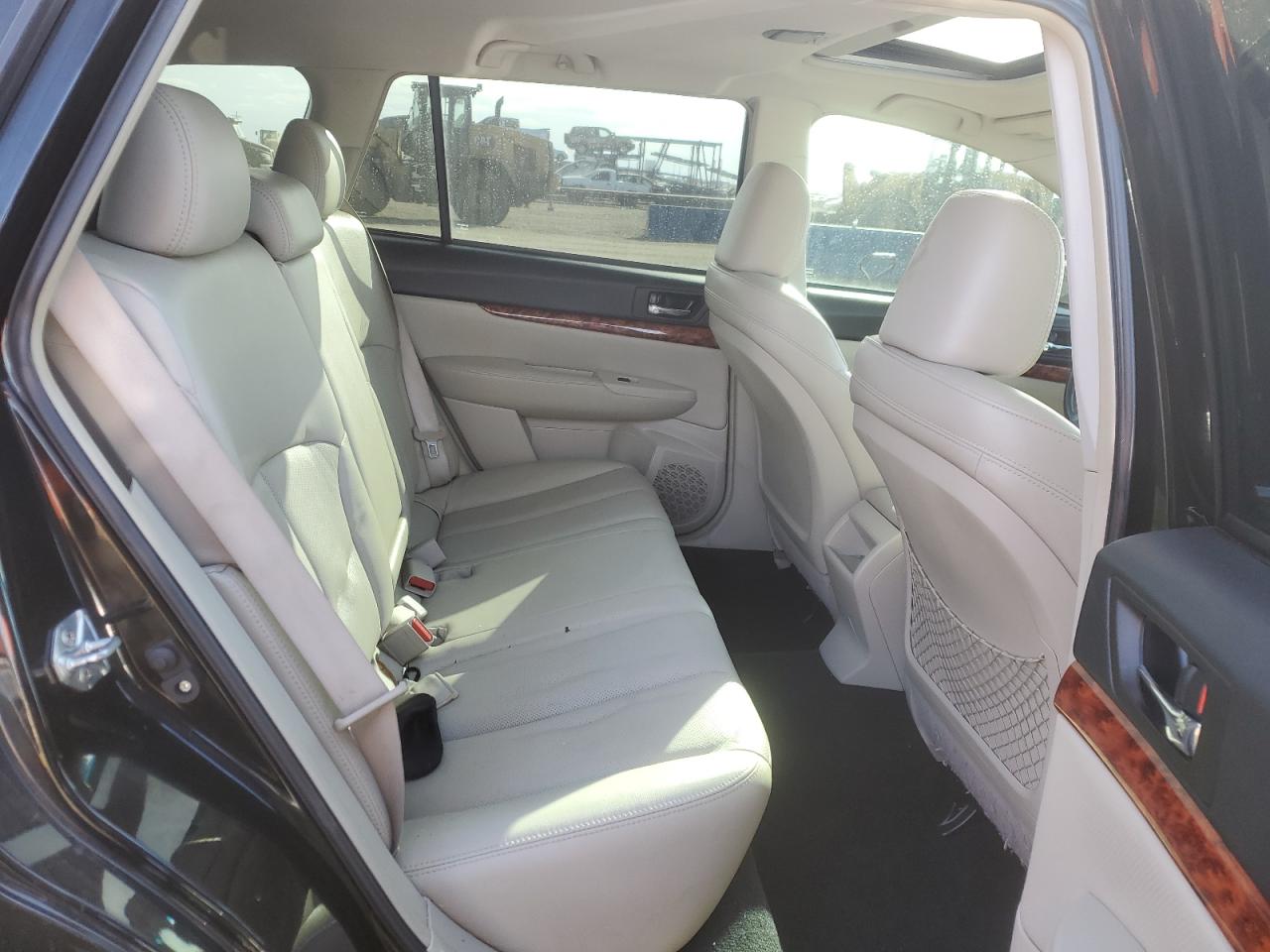 2010 Subaru Outback - Image 10