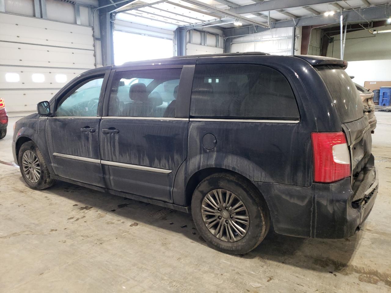 2016 Chrysler Town & Country - Image 2