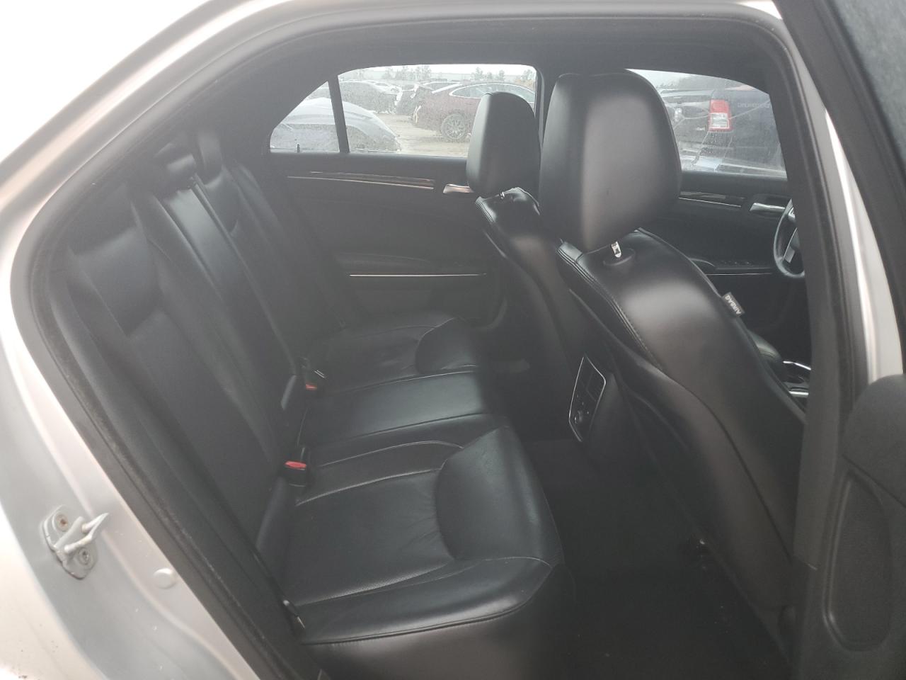 2011 Chrysler 300 - Image 10