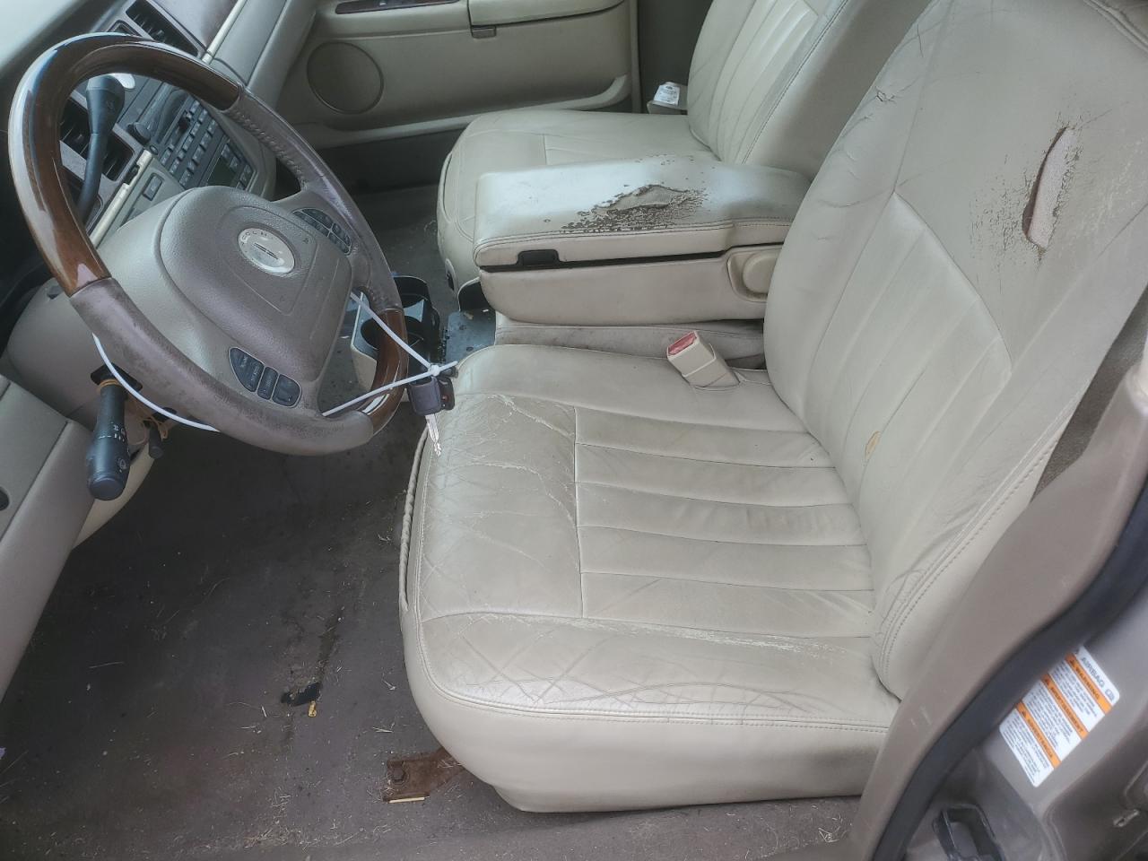 2003 Lincoln Town Car - Image 7
