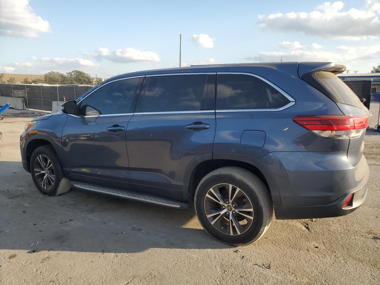2019 Toyota Highlander - Image 2