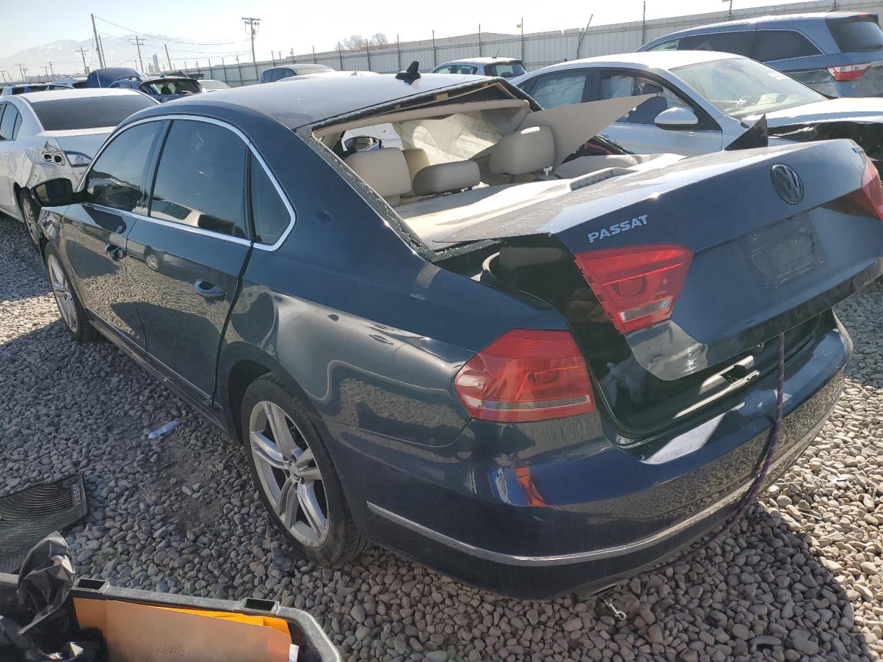 2014 Volkswagen Passat - Image 2