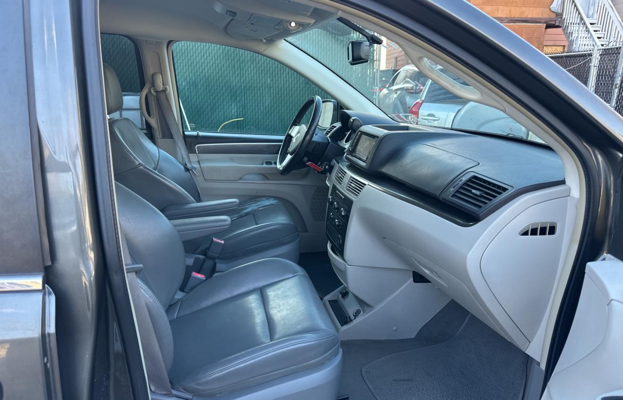 2010 Volkswagen Routan - Image 5
