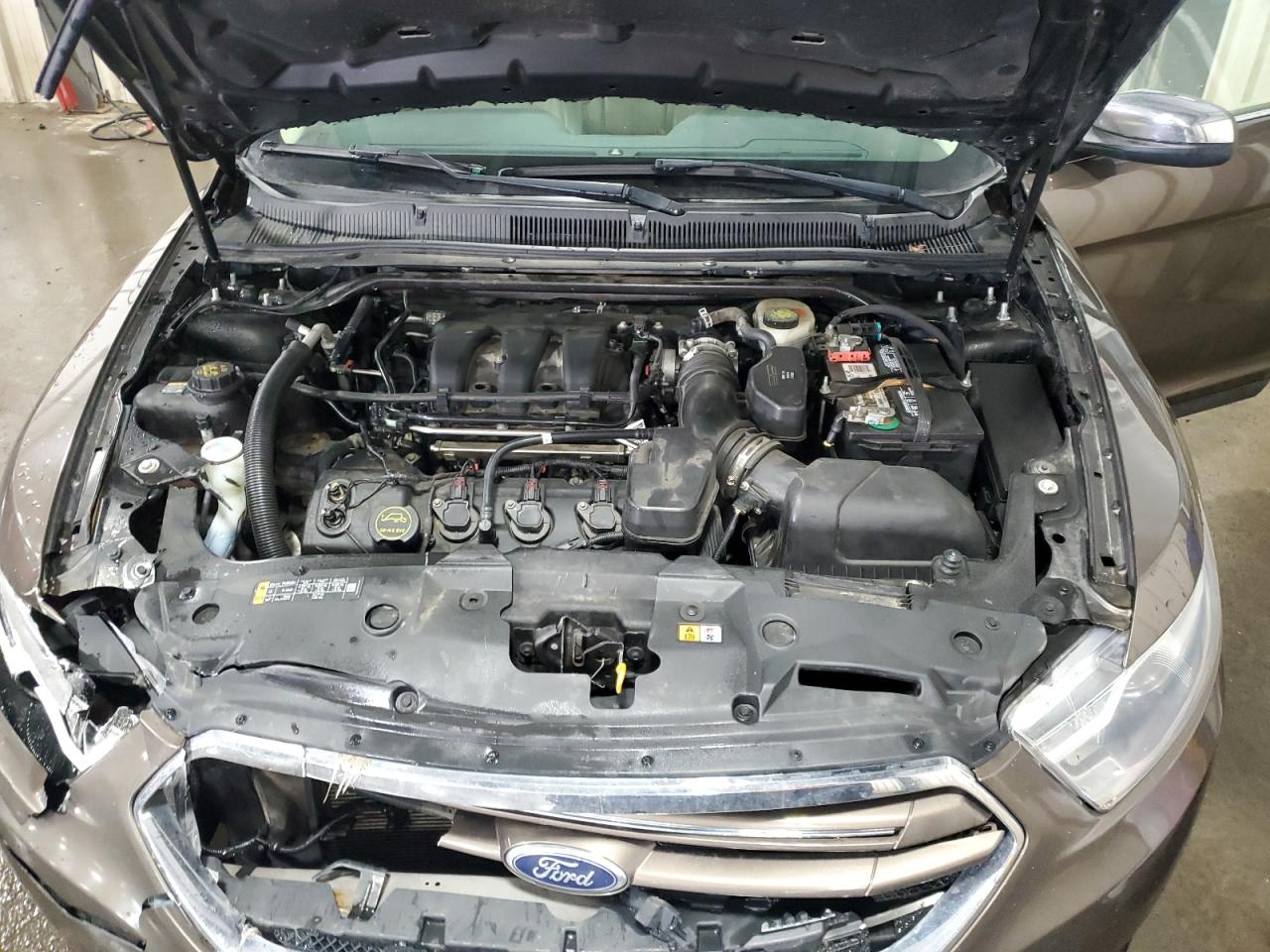 2015 Ford Taurus - Image 12