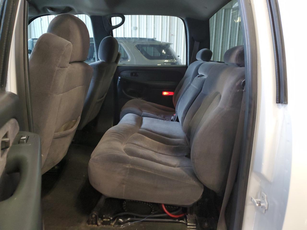 2002 Chevrolet Silverado - Image 10