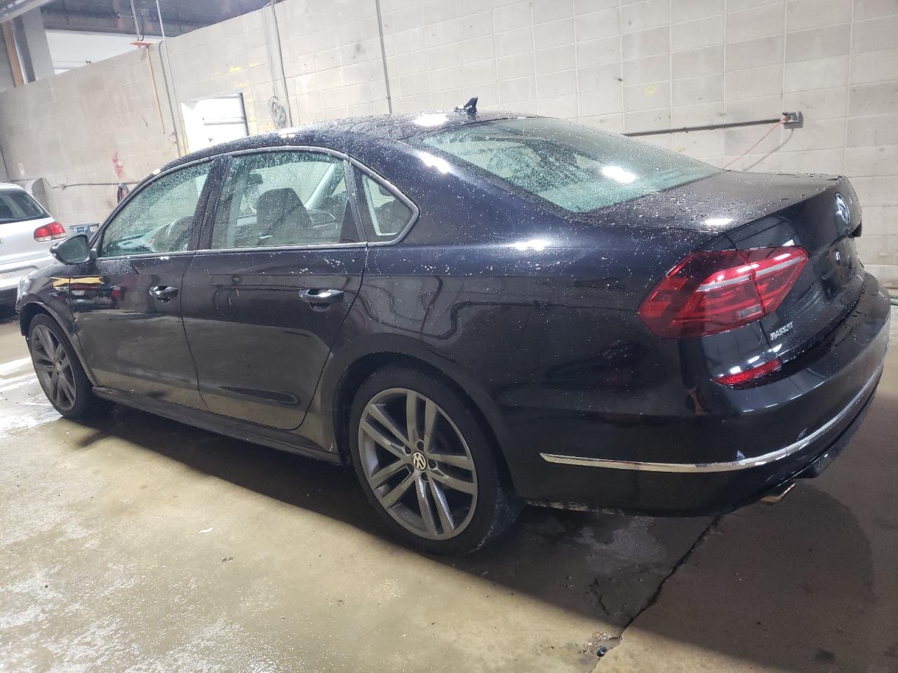 2018 Volkswagen Passat - Image 2