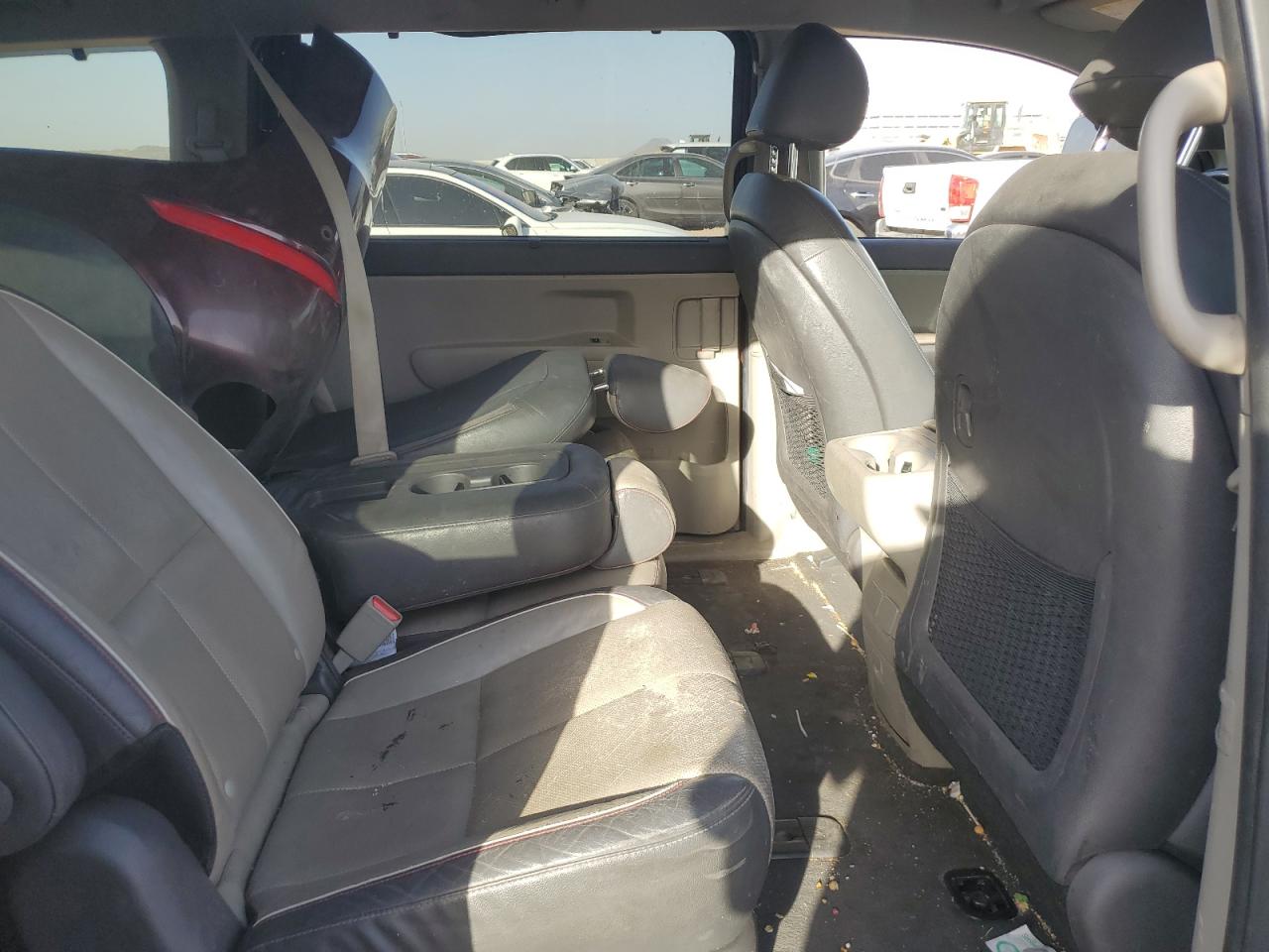 2017 Kia Sedona - Image 11
