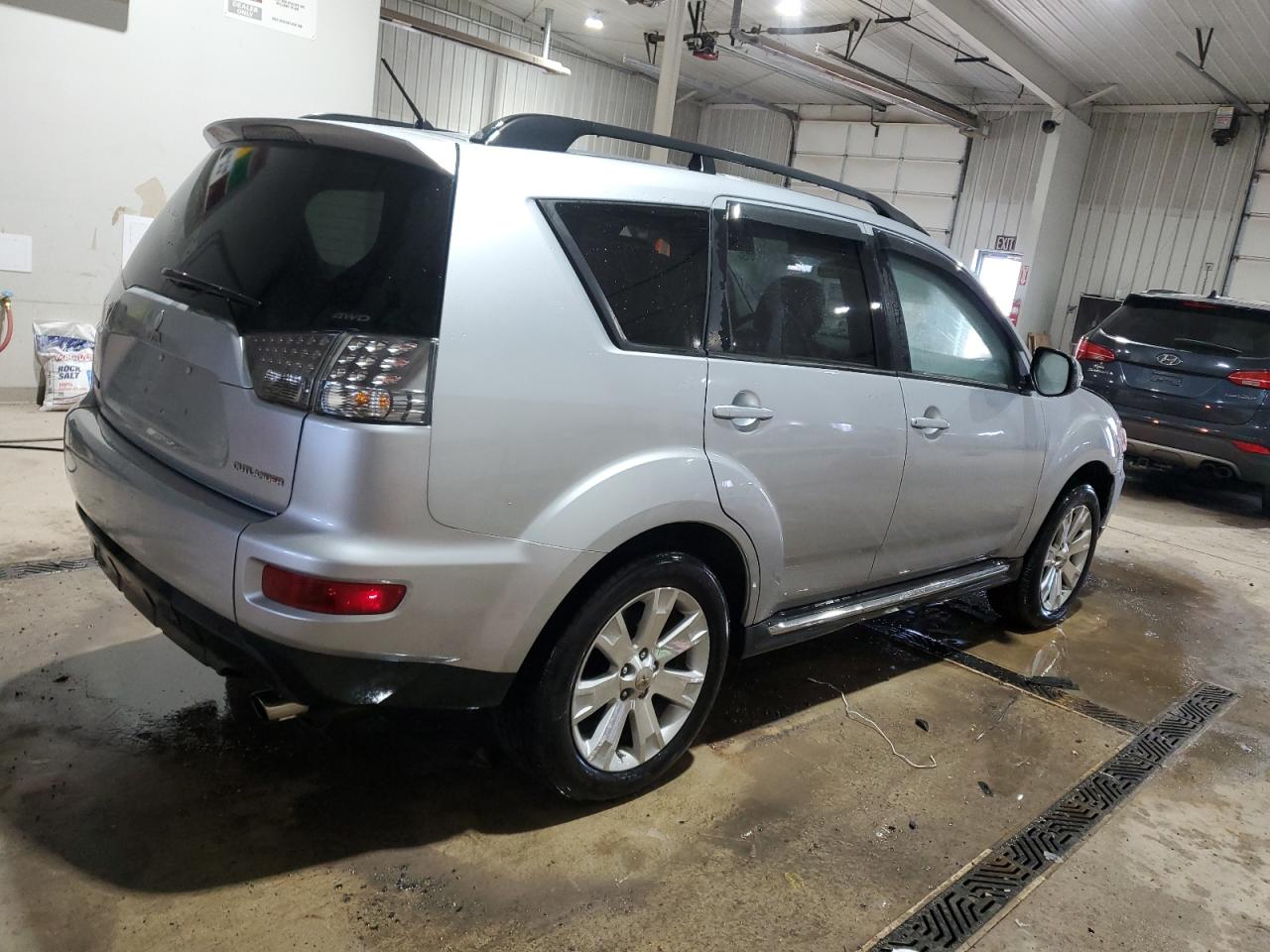 2011 Mitsubishi Outlander - Image 3