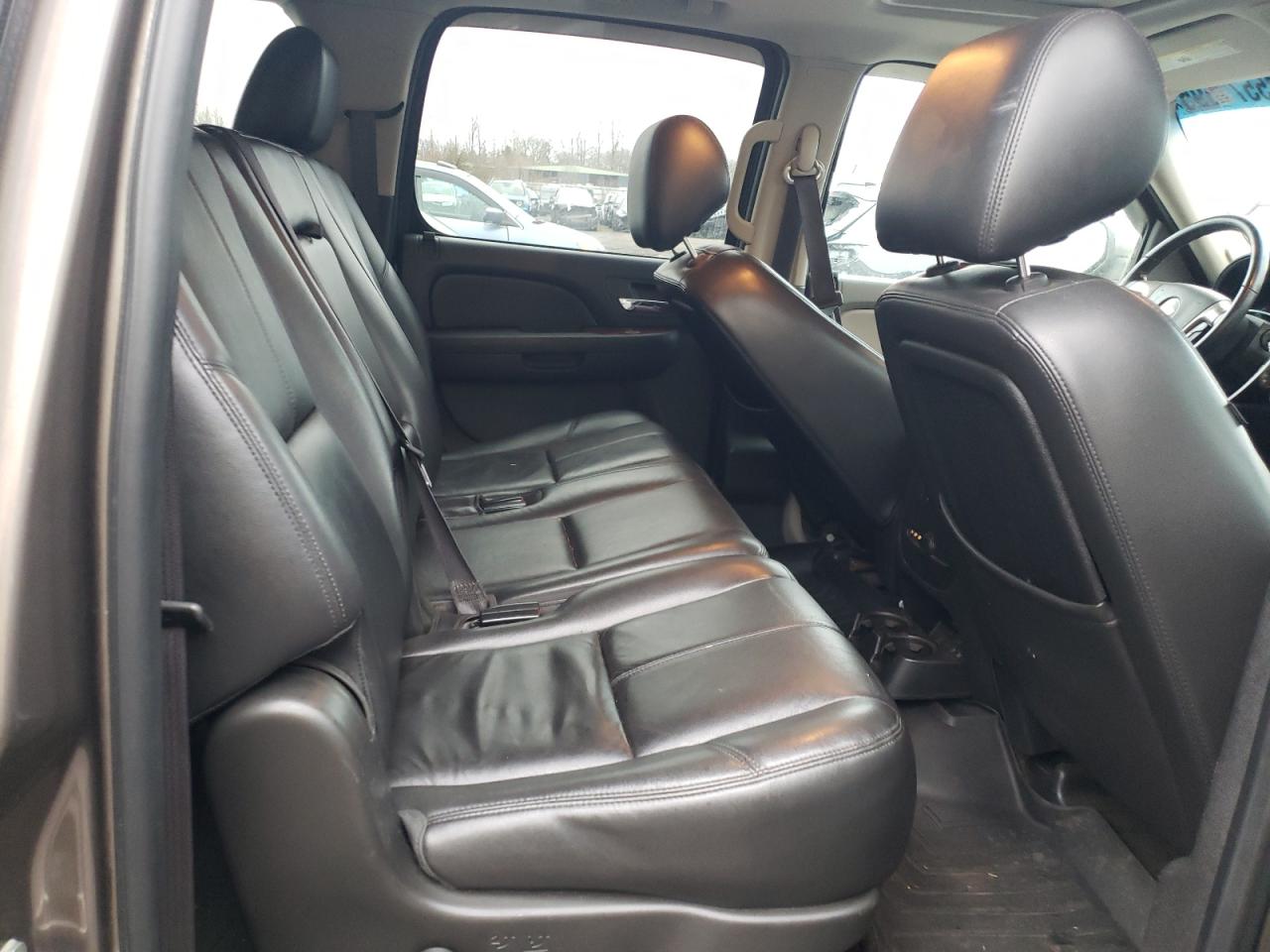 2013 Chevrolet Suburban - Image 10