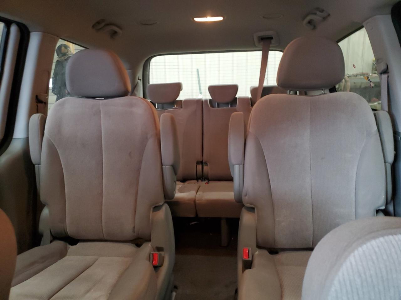 2012 Kia Sedona - Image 10