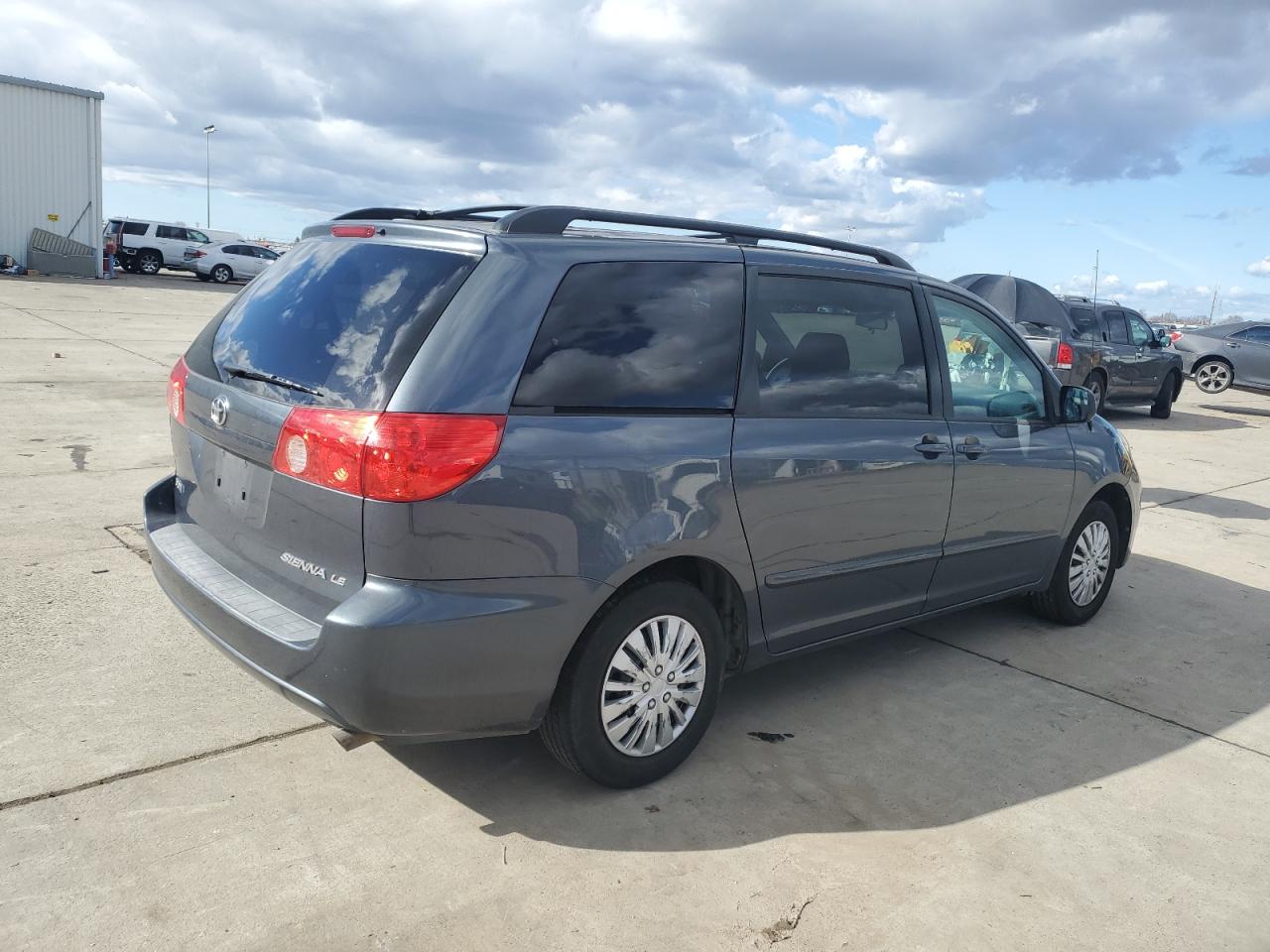 2010 Toyota Sienna - Image 3