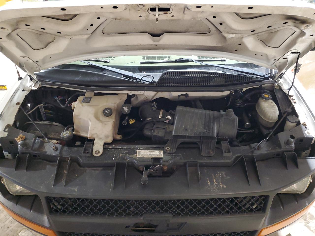 2003 Chevrolet Express - Image 13