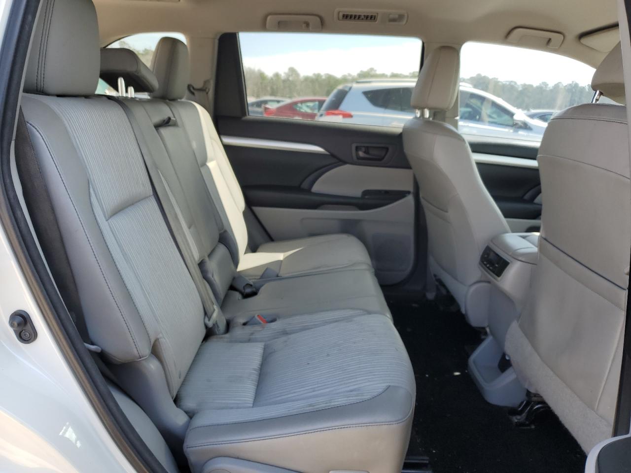 2015 Toyota Highlander - Image 11