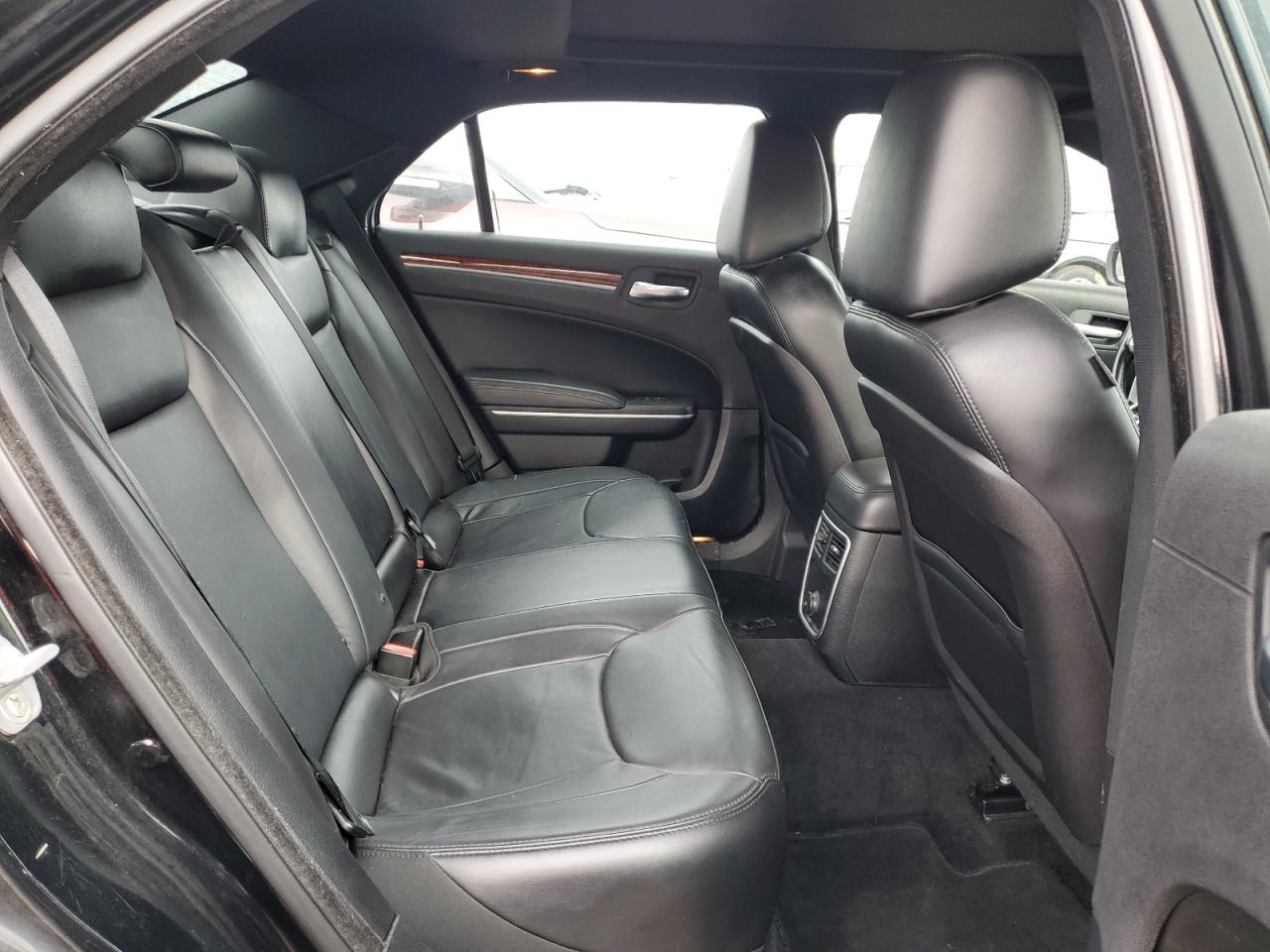 2014 Chrysler 300 - Image 10