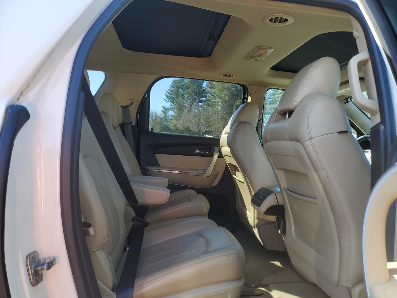 2010 GMC Acadia - Image 11