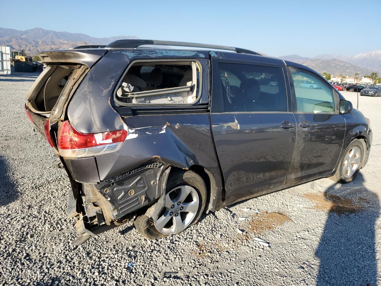 2013 Toyota Sienna - Image 3
