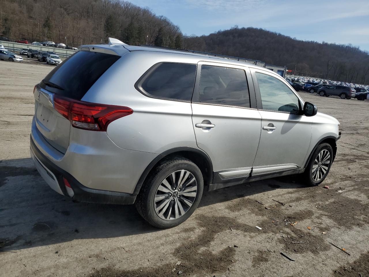 2020 Mitsubishi Outlander - Image 3