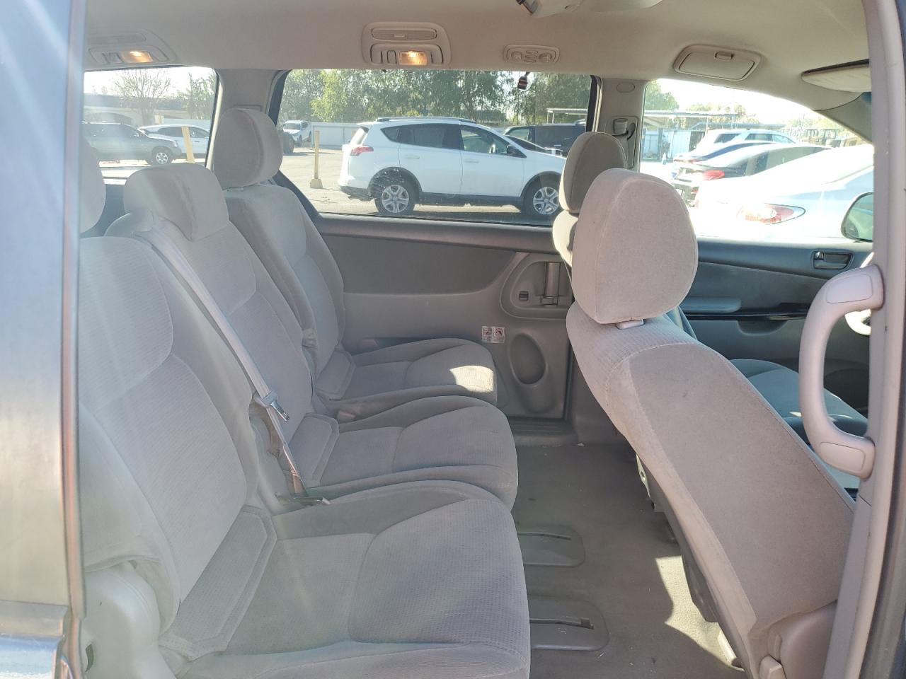2004 Toyota Sienna - Image 11