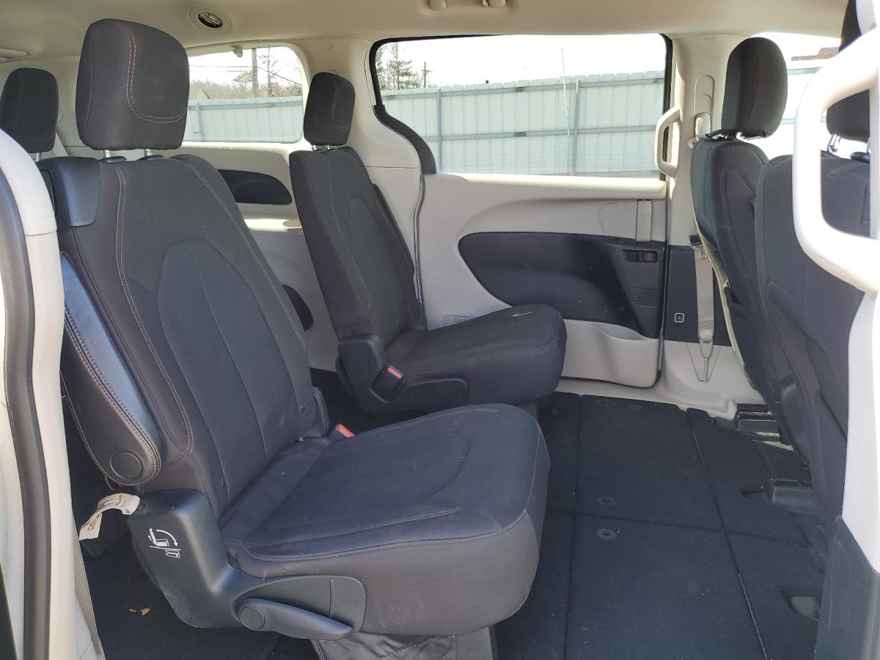 2017 Chrysler Pacifica - Image 12