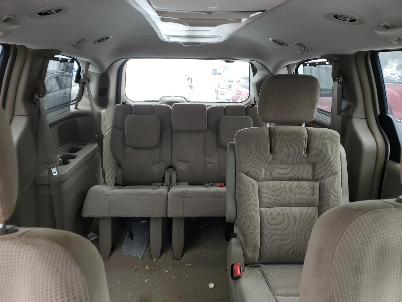 2016 Chrysler Town & Country - Image 10