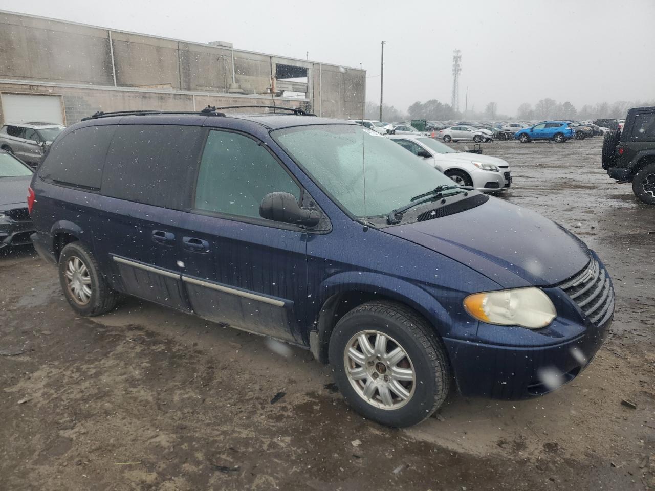 2005 Chrysler Town & Country - Image 4