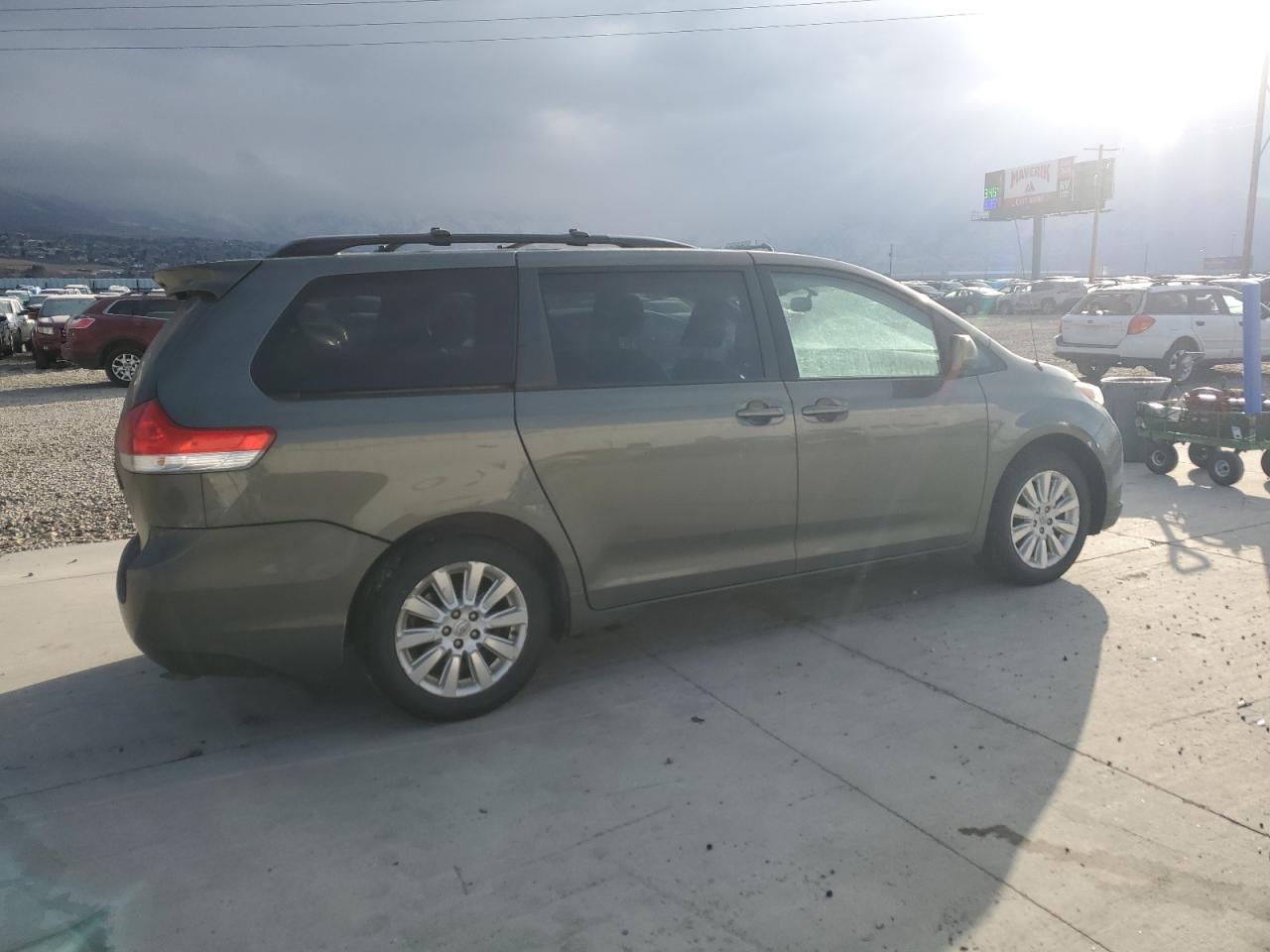 2012 Toyota Sienna - Image 3