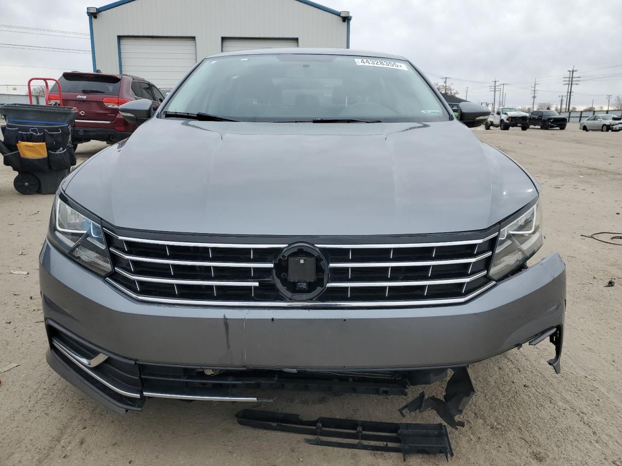 2017 Volkswagen Passat - Image 5